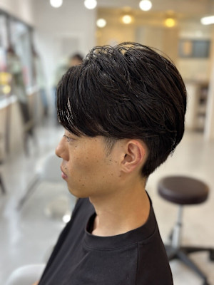 強めフェザーパーマで作る今どき耳上マッシュスタイル