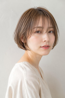 透明感ベージュの丸みショートボブ