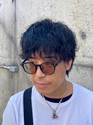 パーマを活かしたミディアムスタイル