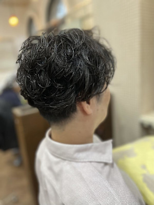 センター分け無造作パーマ