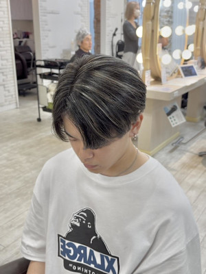 20代30代メンズハイライトセンターパート