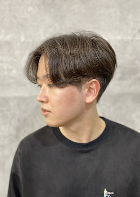 20代30代40代流行ツーブロックスーツ黒髪メンズニュアンス