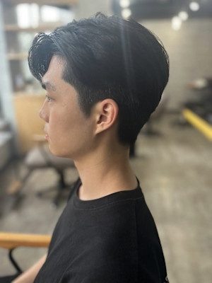 20代30代40代流行ツーブロックスーツ黒髪メンズニュアンス