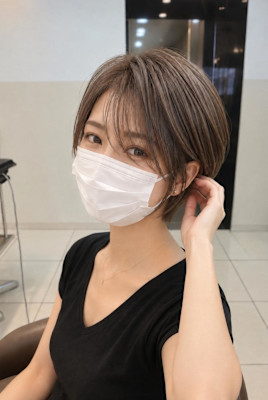 白髪を活かした立体感くびれショート