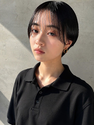 黒髪耳掛け大人ショート