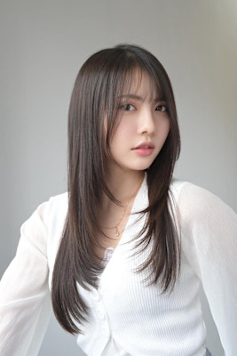 セミロング艶髪レイヤースタイル