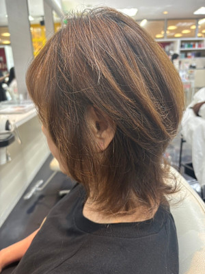 毛先くびれで小顔魅せ！大人カジュアルな軽やかウルフミディ
