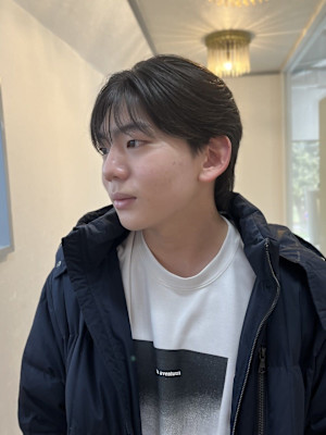 20代30代40代流行ツーブロックスーツ黒髪