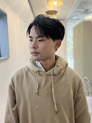 20代30代40代流行ツーブロック刈り上げ黒髪ニュアンスパー