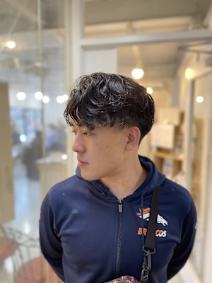 20代30代40代◎スーツ刈り上げ短髪かきあげパーマヘア