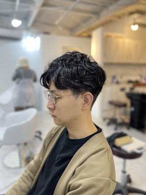 20代30代40代◎スーツ刈り上げ短髪ナチュラルパーマヘア