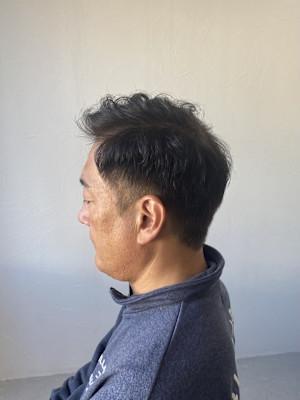 20代30代40代流行ツーブロックスーツ黒髪メンズニュアンス