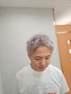 メンズに人気◎ホワイトカラー×スパイキーショート