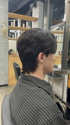 曲がる縮毛矯正メンズミニウルフヘア毛流れスタイル