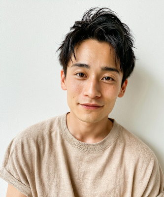 黒髪アップバングの清潔感ショートメンズヘア