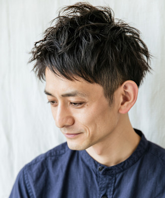 刈り上げ束感ショートの精悍メンズヘア
