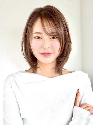 小顔くびれレイヤーハッシュカットミディ大人可愛い透明感カラー