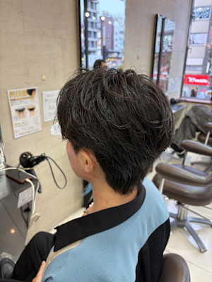 ビジネスに最適！ニュアンスパーマで清潔感あるセンターパート