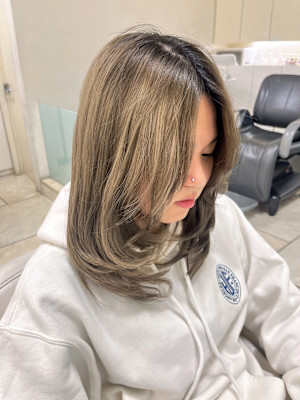 海外風かき上げ前髪レイヤースタイル