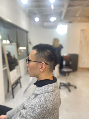 20代30代40代ブルーブラックスパイキーショート