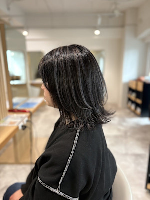大人女性の白髪ぼかしハイライトミディアムヘアー/グレージュ