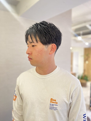 センターパートマッシュ短髪メンズツーブロックアップバング