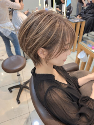白髪染め無し白髪ぼかしハイライトくびれショート