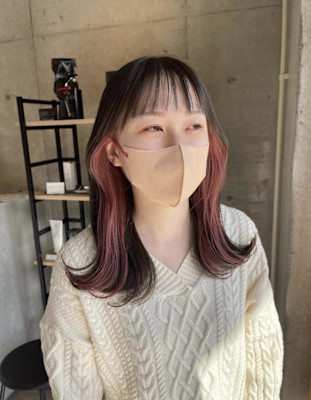 ピンクイヤリング×ナチュラルベージュ