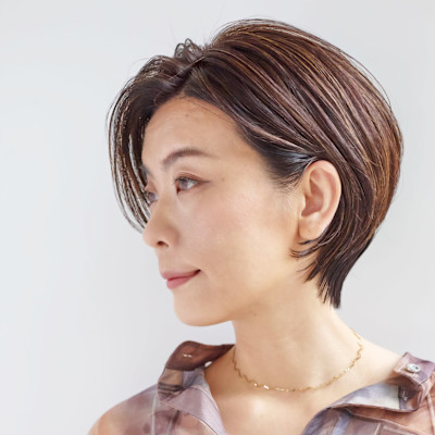 艶感ブラウンの大人ハンサムショート