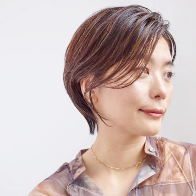 艶感ブラウンの大人ハンサムショート