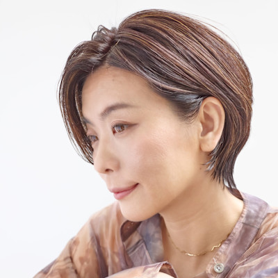 艶感ブラウンの大人ハンサムショート