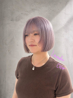 ペールトーンのラベンダーカラー×内巻きボブ