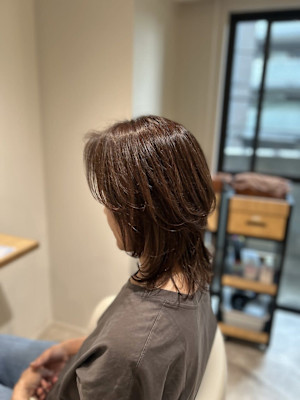 レイヤーカットボブグレージュセミロングレイヤーボブ50代