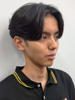 センターパート 毛流れパーマ ツーブロック 刈り上げ 黒髪