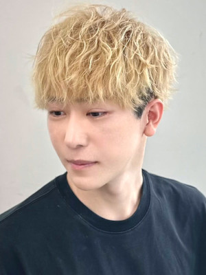 ブリーチ ホワイトベージュ ツイスパ メンズショート 20代