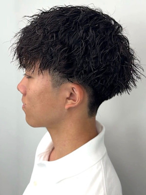 ツイストパーマ 黒髪ショート ツーブロックマッシュ 束感