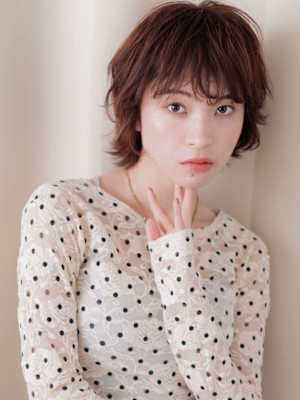 ミルクブラウンブリーチなしクラゲヘアハッシュウルフ30代