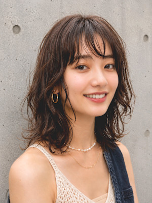 動きと軽さが魅力大人のレイヤーパーマスタイル