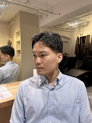 短髪アップバングセンターパートバズカットマッシュツーブロック