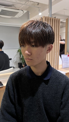 マッシュツーブロック短髪ニュアンスパーマセンターパート