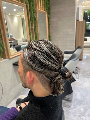 シルバーアッシュハイライトメンズマンバンヘアー