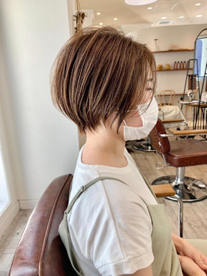 大人可愛い40代50代60代くびれショートボブ白髪ぼかし大鷲