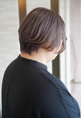 洗練された透明感。大人の魅力を引き立てる上品ショートボブ