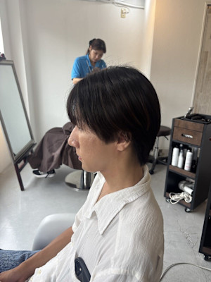 長め襟足で作る中性的シースルーマッシュヘアスタイル
