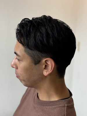 波状毛を活かした大人のナチュラルショートスタイル。