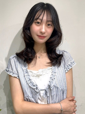 暗髪グレージュ くびれ ミディアムレイヤー シースルーバング