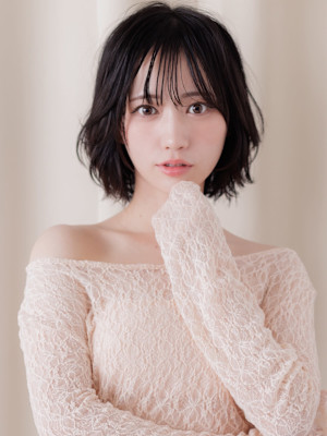 黒髪シースルーバングハッシュカットひし形レイヤーボブ20代
