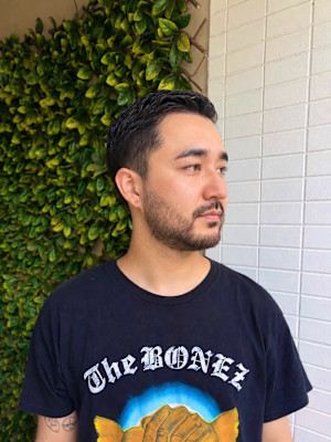 清潔感と男らしさを両立した、ナチュラルなショートスタイル