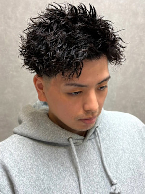 ツイストスパイラルパーマ 黒髪ショート 刈り上げ メンズヘア