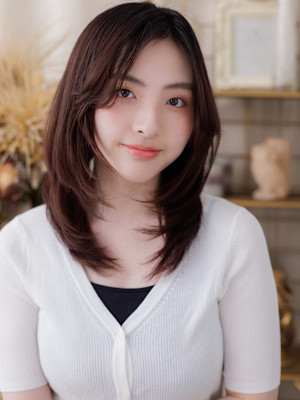 抜け感ミディアムレイヤーブリーチなし艶髪インナーカラー